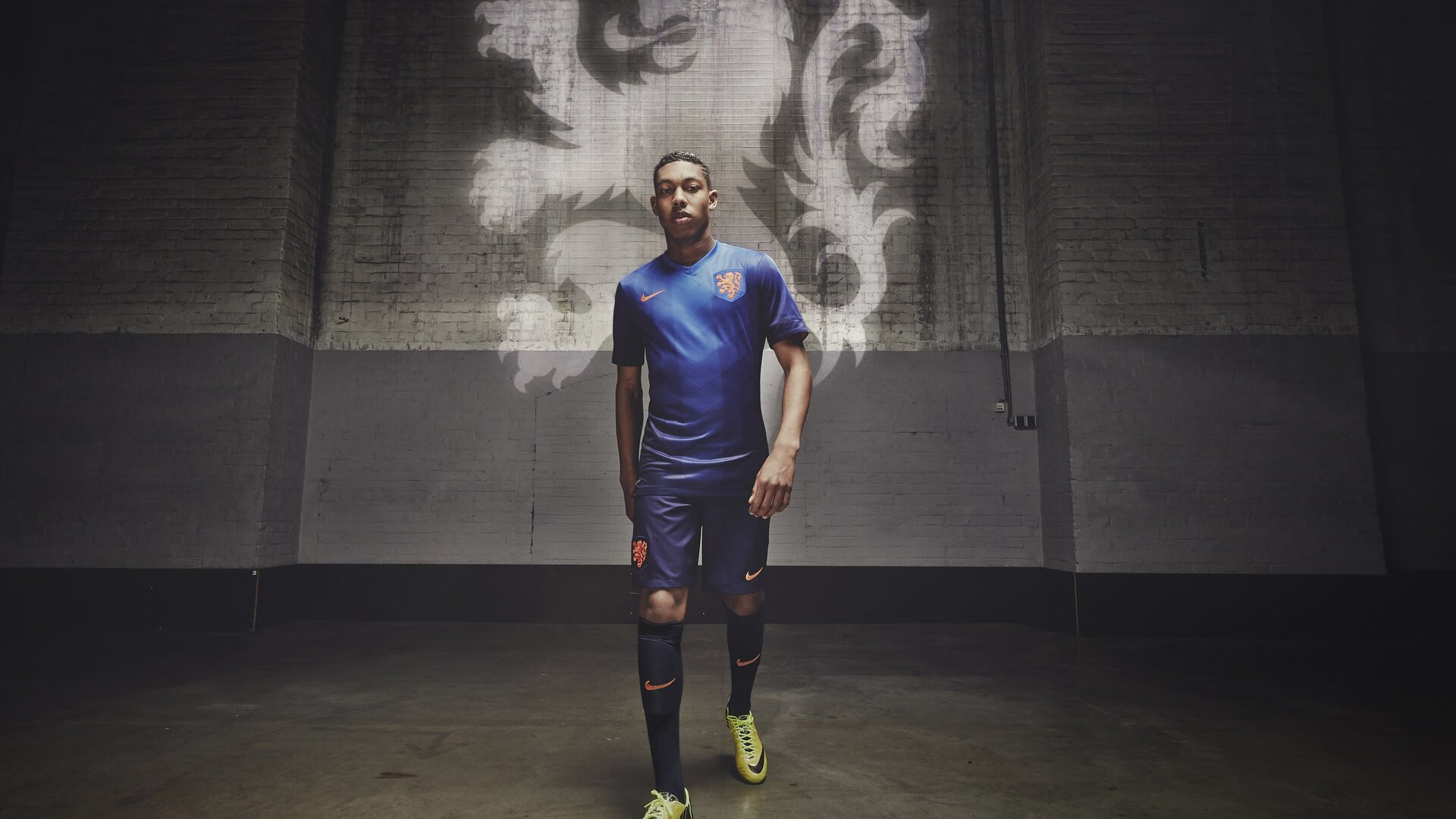 雪地风筝牵引滑雪赛 风向变化让名次不断重排